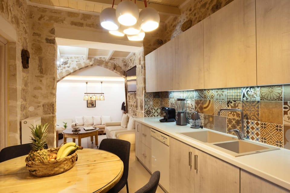 House | 3 bedrooms, desk