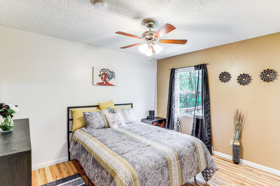 3 Mi to Dtwn Asheville: Duplex w/ Spacious Yard! Cottage in Asheville