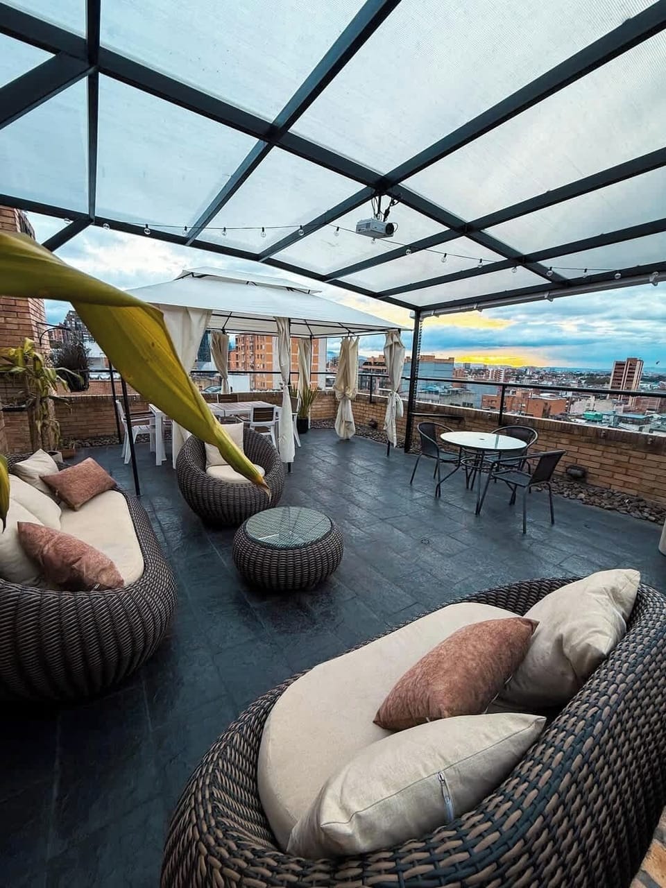 Vive la magia del atardecer en nuestra terraza 360, con una vista panorámica que te conecta con lo mejor de la ciudad.