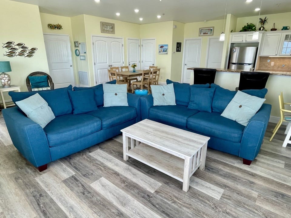 Condo, 4 Bedrooms | Living area