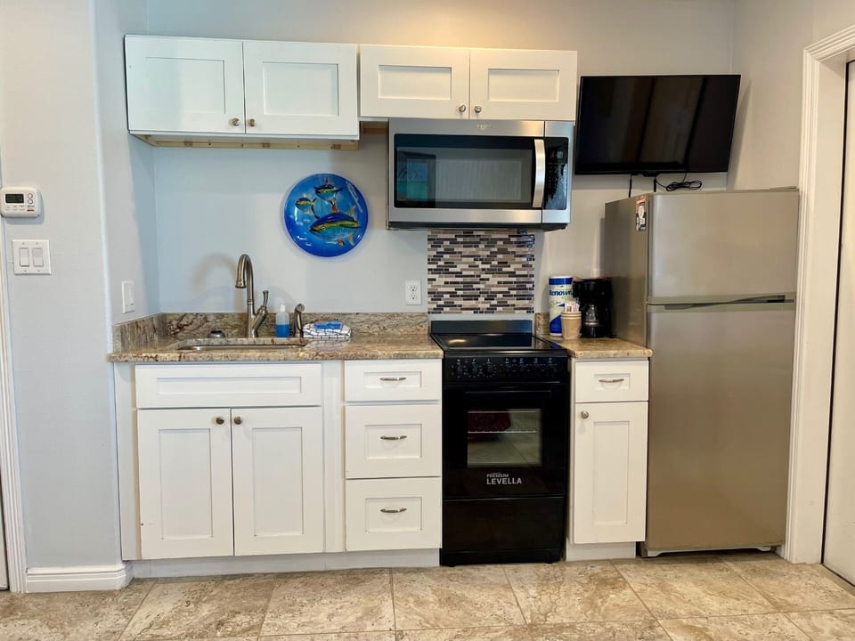 Condo, 3 Bedrooms | Private kitchen