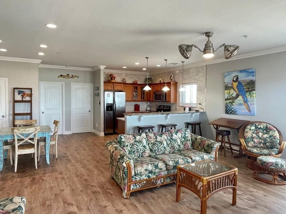 Condo, 2 Bedrooms | Living area