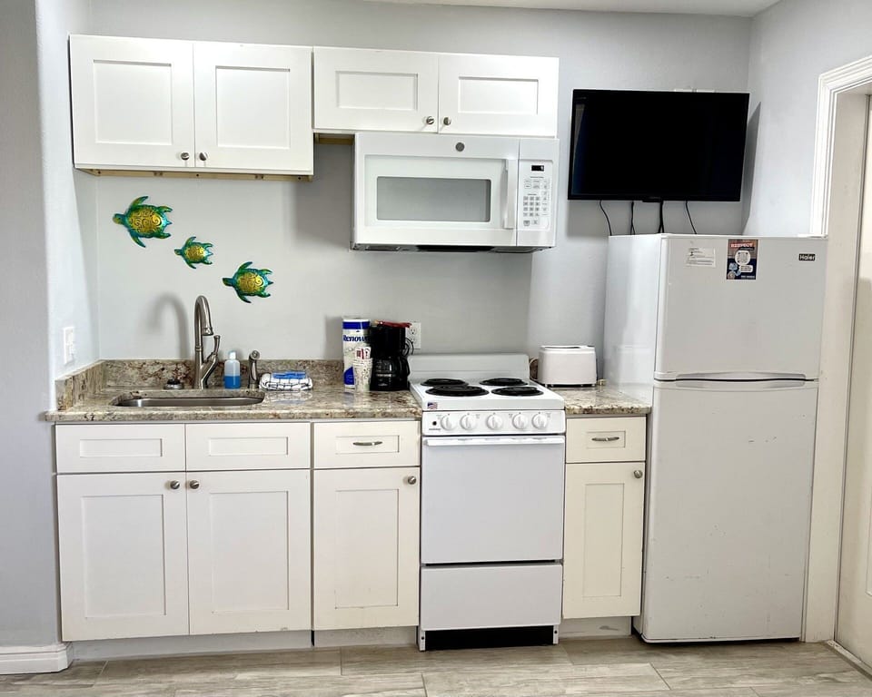 Condo, 3 Bedrooms | Private kitchen