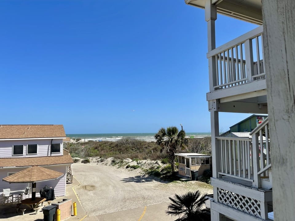 Condo, 2 Bedrooms | Property grounds