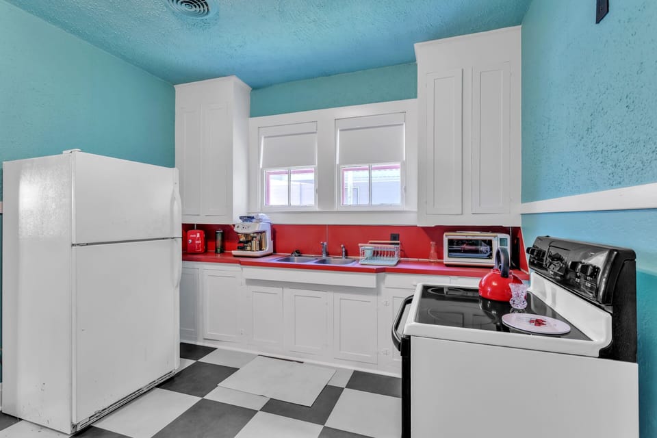 House, 3 Bedrooms | Private kitchen | Fridge, oven, coffee/tea maker, toaster