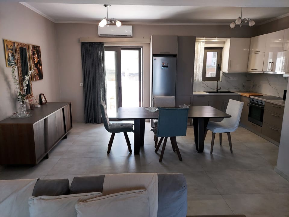 House | 3 bedrooms, desk