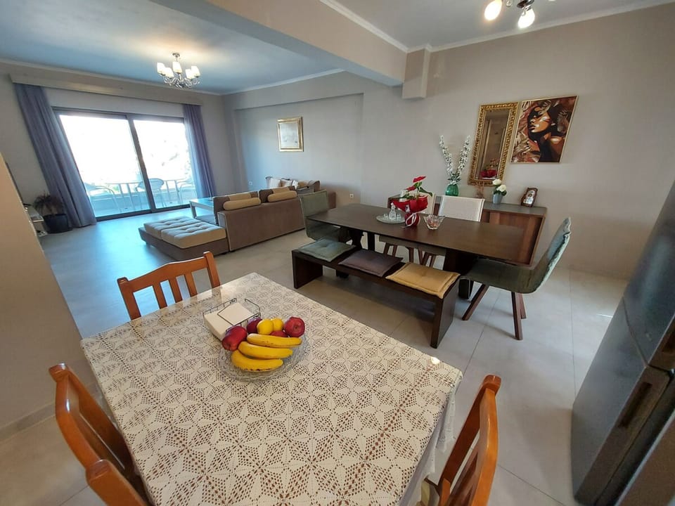 House | 3 bedrooms, desk