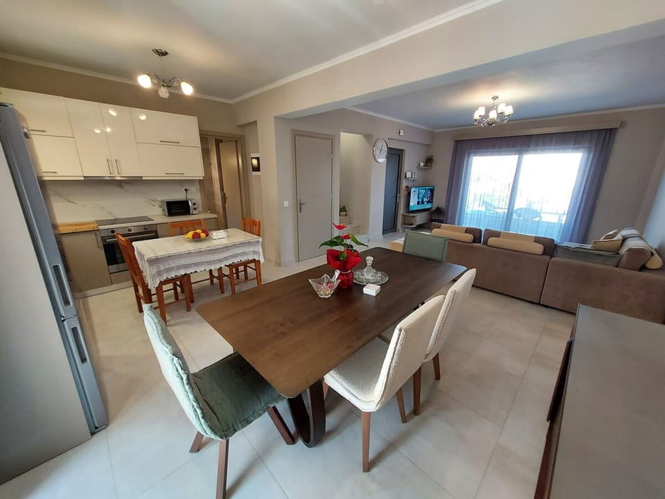 House | 3 bedrooms, desk