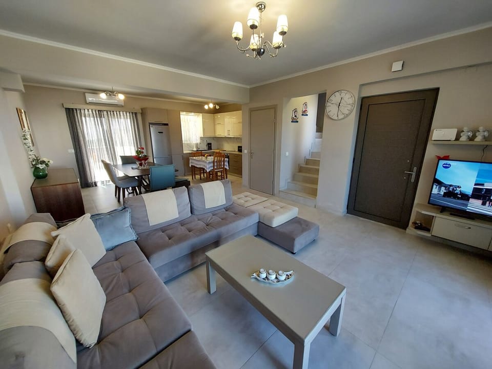 House | 3 bedrooms, desk