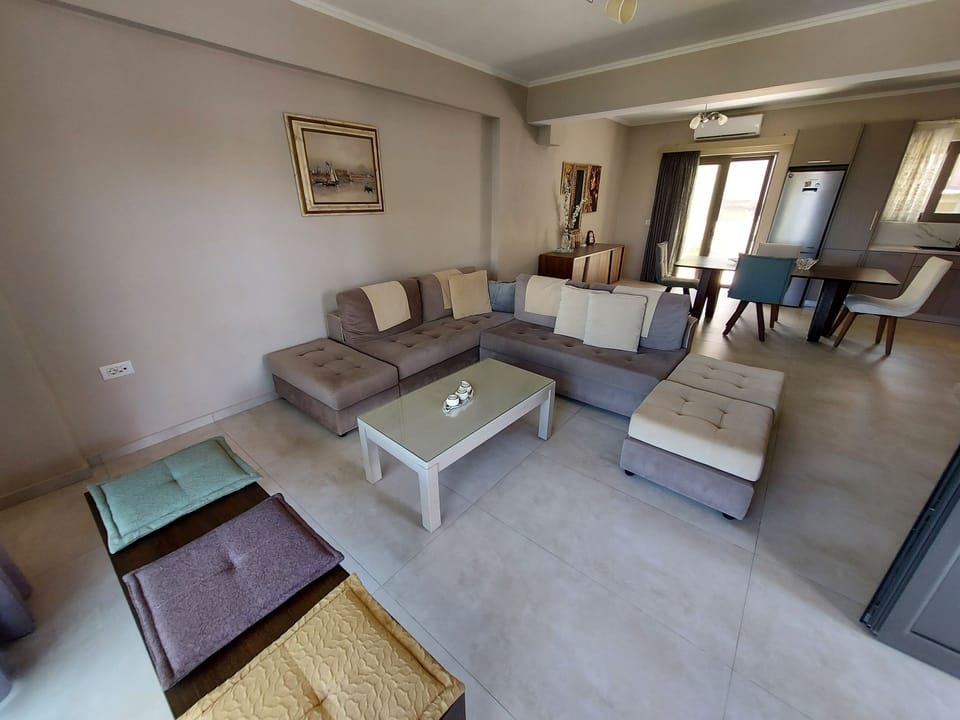 House | 3 bedrooms, desk