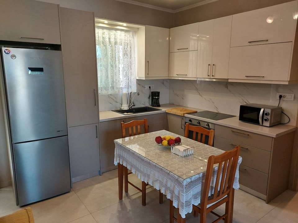 House | 3 bedrooms, desk