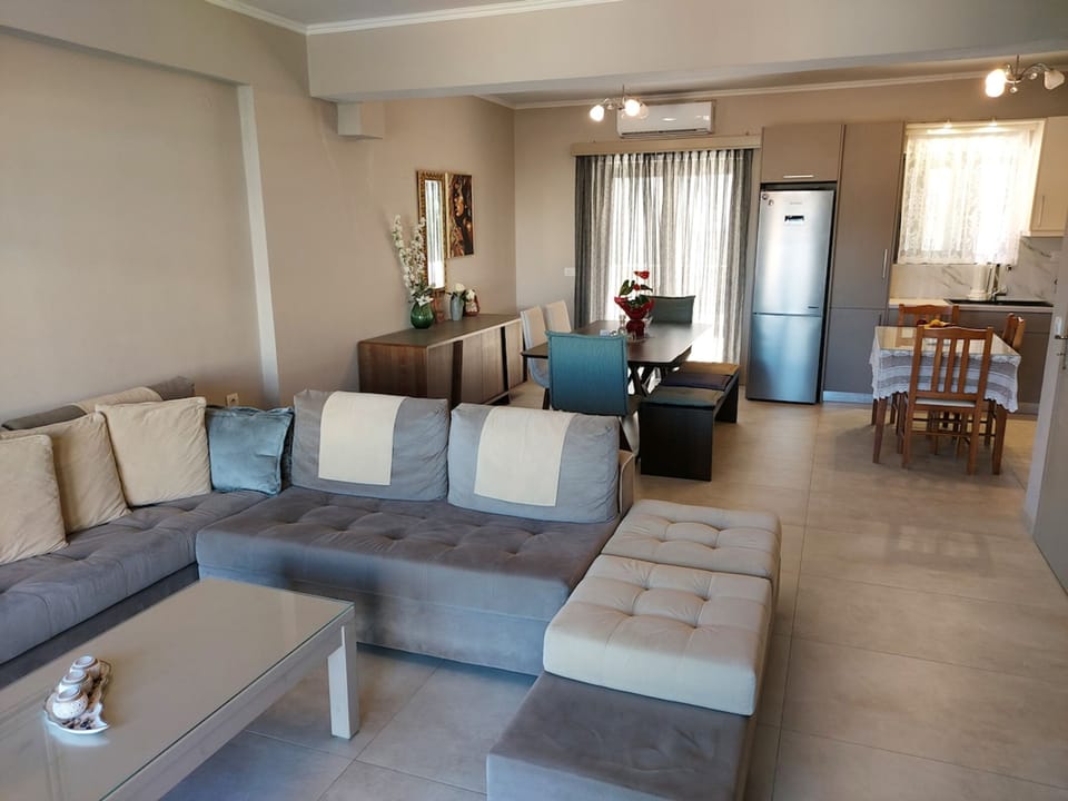 House | 3 bedrooms, desk