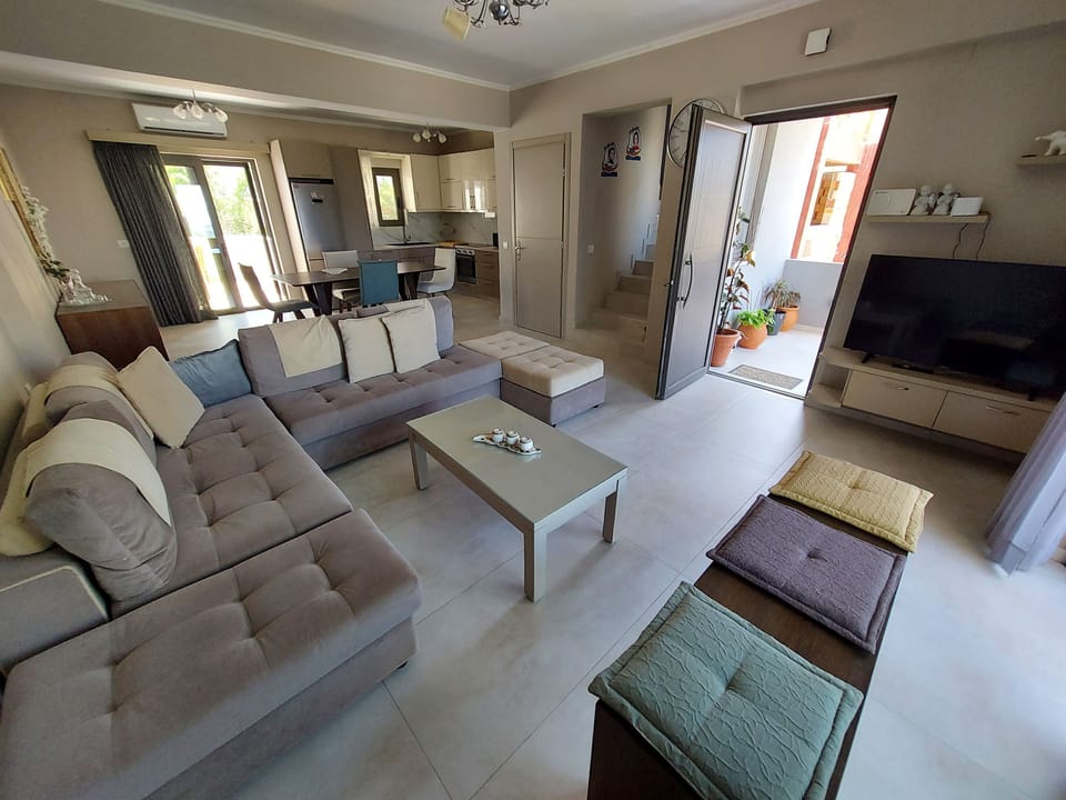 House | 3 bedrooms, desk