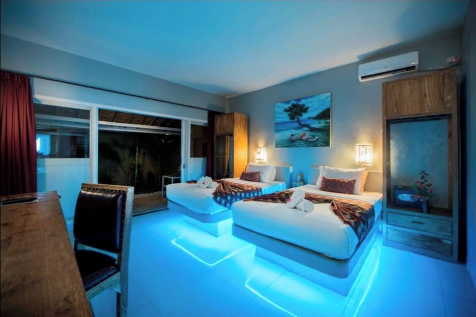 Deluxe Twin Room, 1 Bedroom | Minibar, in-room safe, desk, laptop workspace