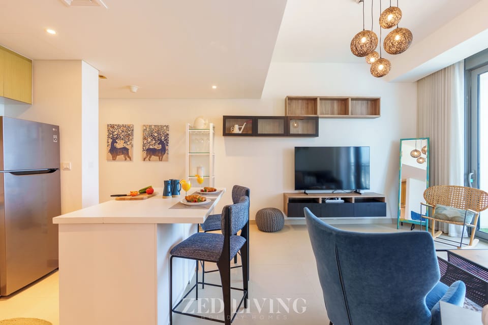 Deluxe Apartment, Sea View | In-room dining