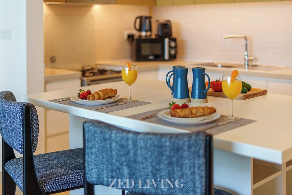 Deluxe Apartment, Sea View | In-room dining