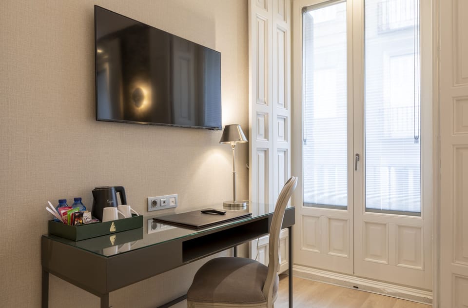 Junior Suite, 2 Twin Beds | Living room | 40-inch flat-screen TV with satellite channels, TV