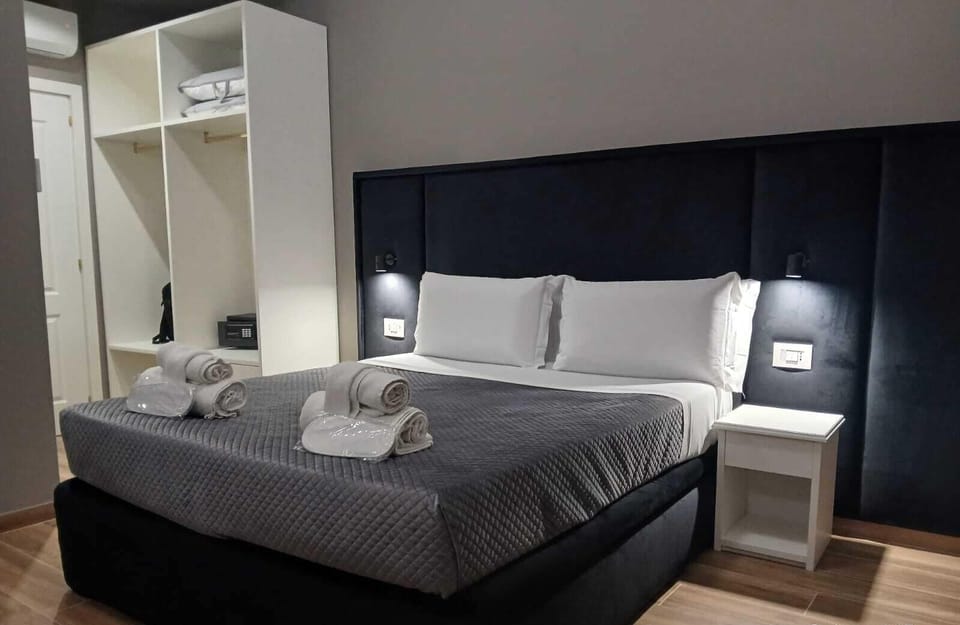 Double or Twin Room | Minibar, in-room safe, desk, laptop workspace