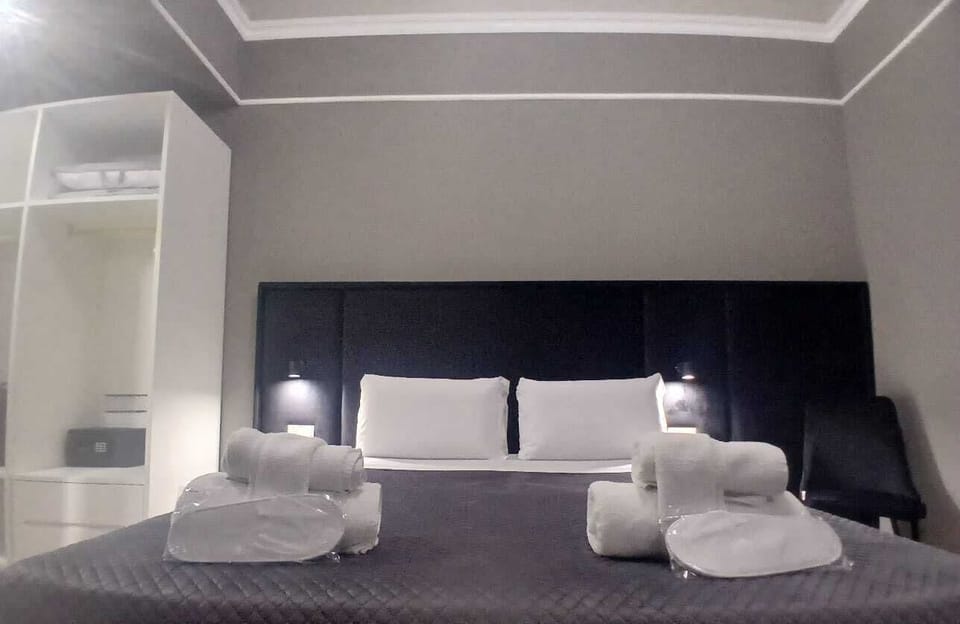 Double or Twin Room | Minibar, in-room safe, desk, laptop workspace