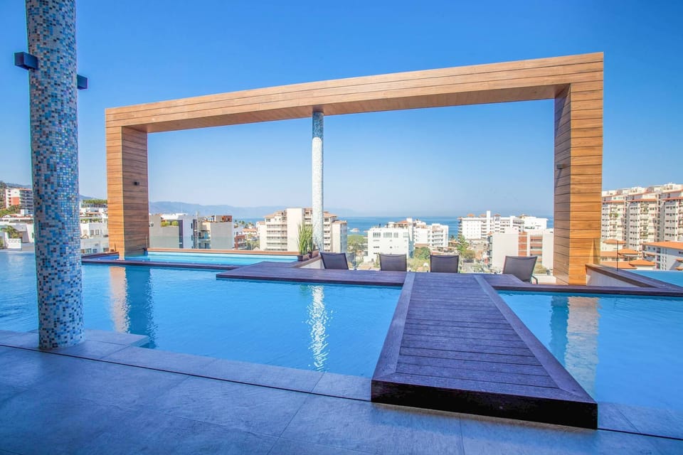 Rooftop — Infinity pool and jacuzzi with a panoramic view