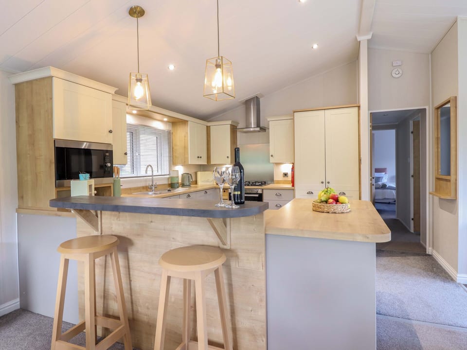 Cottage | Private kitchen | Fridge, microwave, dishwasher, toaster