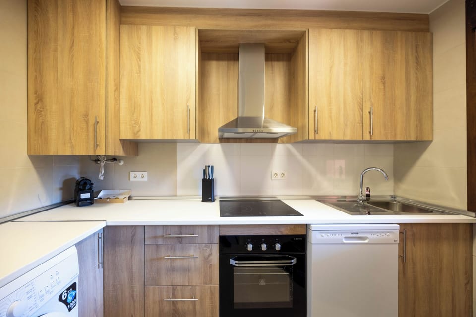 Oven, stovetop, electric kettle, cookware/dishes/utensils