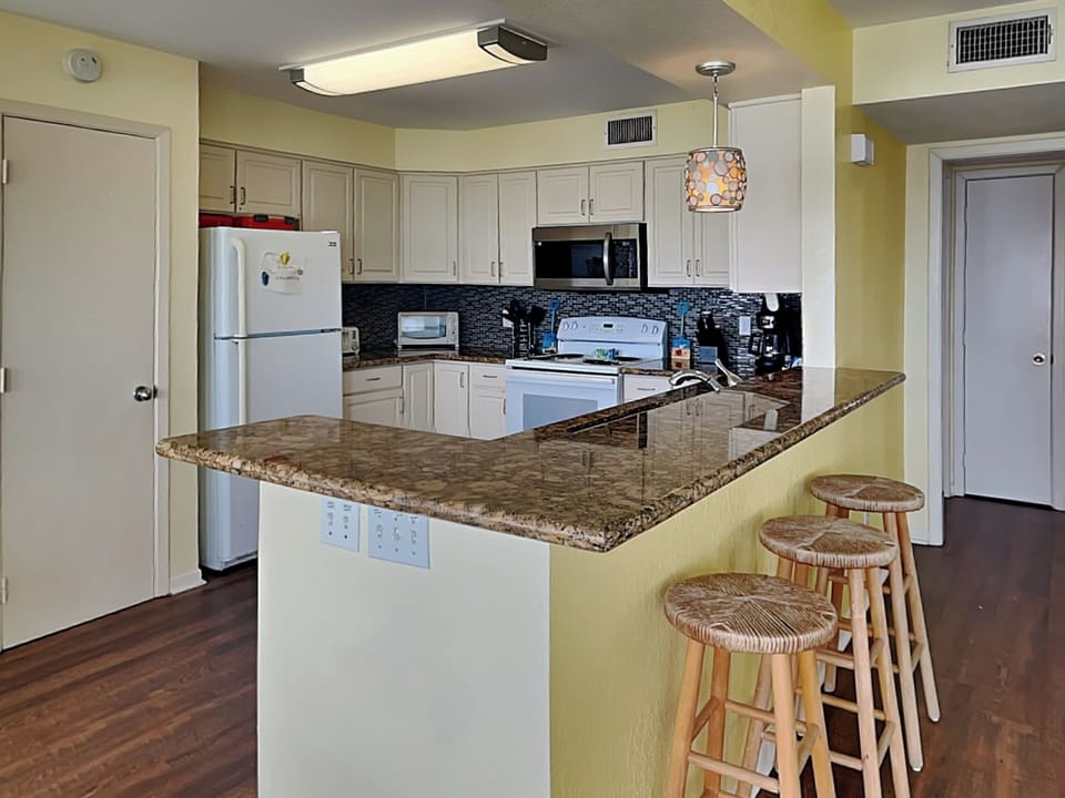 Full Kitchen - Countertop Seating For 3 - First Floor