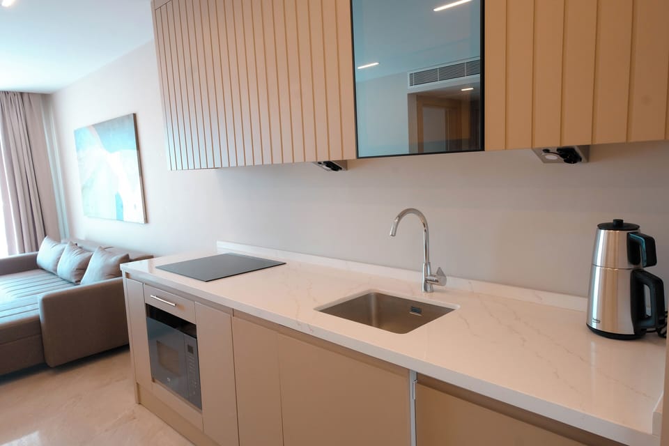 Comfort Suite, Non Smoking, Pool View | Private kitchen | Fridge, microwave, oven, stovetop