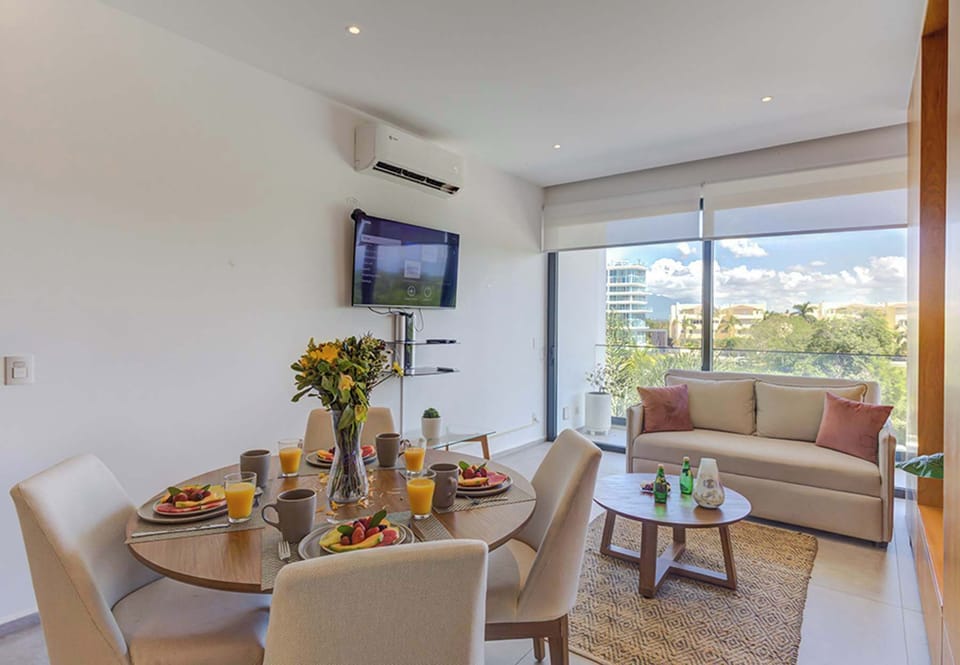 Bright living & dining space w/ comfy seating and large sliding glass doors