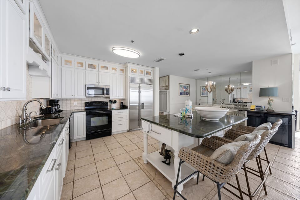 Deluxe Condo, 4 Bedrooms, Balcony, Beach View | Private kitchen | Fridge, microwave, oven, stovetop