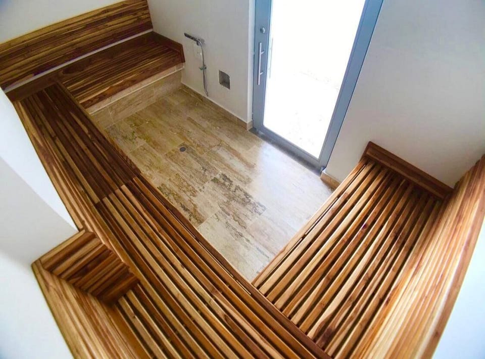 2 Saunas (hot and wet)