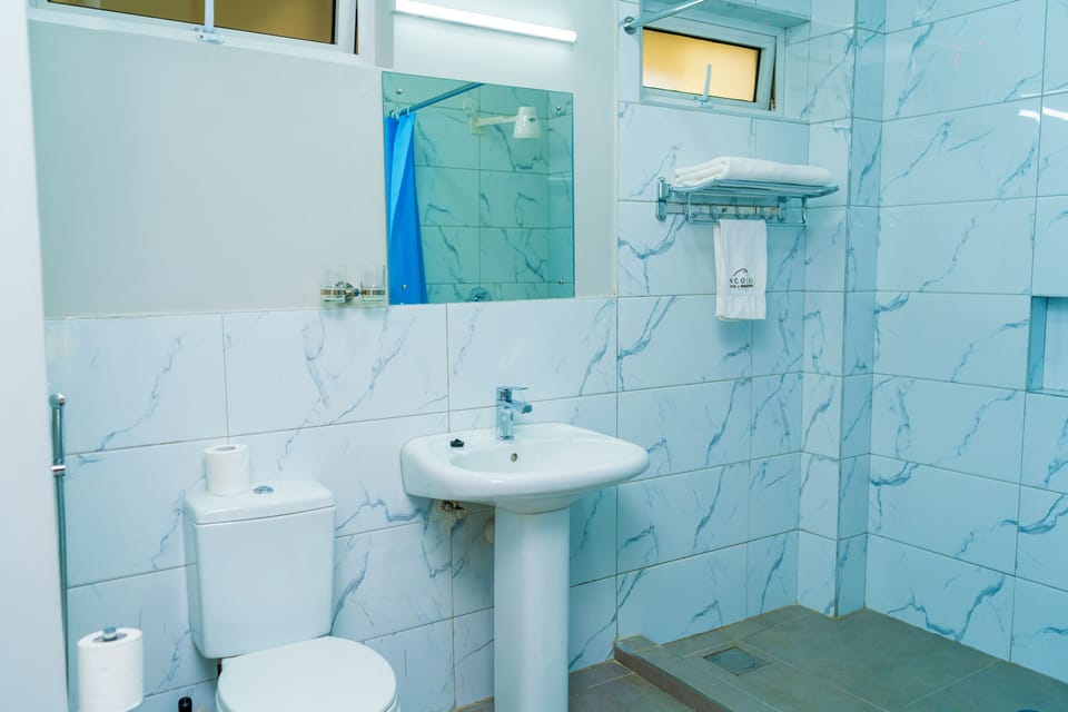 Deluxe Single Room | Bathroom | Shower, slippers, bidet, towels