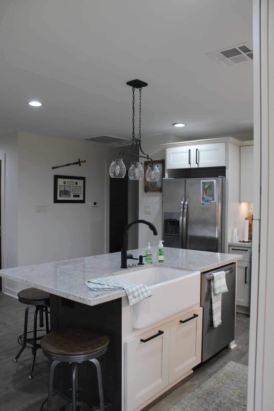 Mainhouse upstairs Granite island w/seats, stove, Dishwasher, Fridge w/ice maker