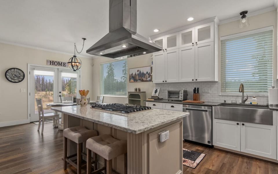 Large kitchen space & dining area.