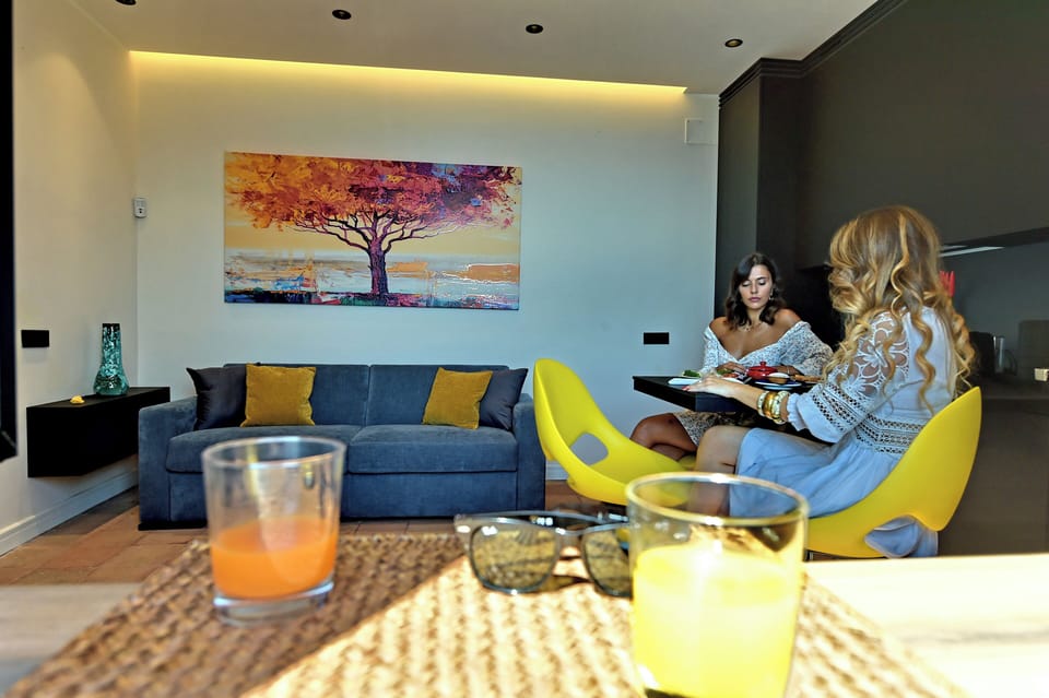 Deluxe Apartment, Sea View | Living room