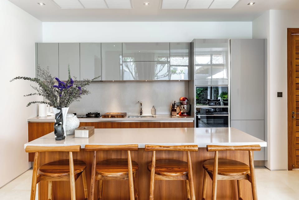 Signature Villa | Private kitchen | Full-size fridge, microwave, oven, stovetop