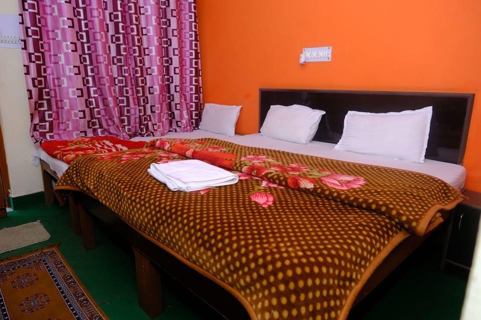 Classic Single Room, Balcony, City View | Living area