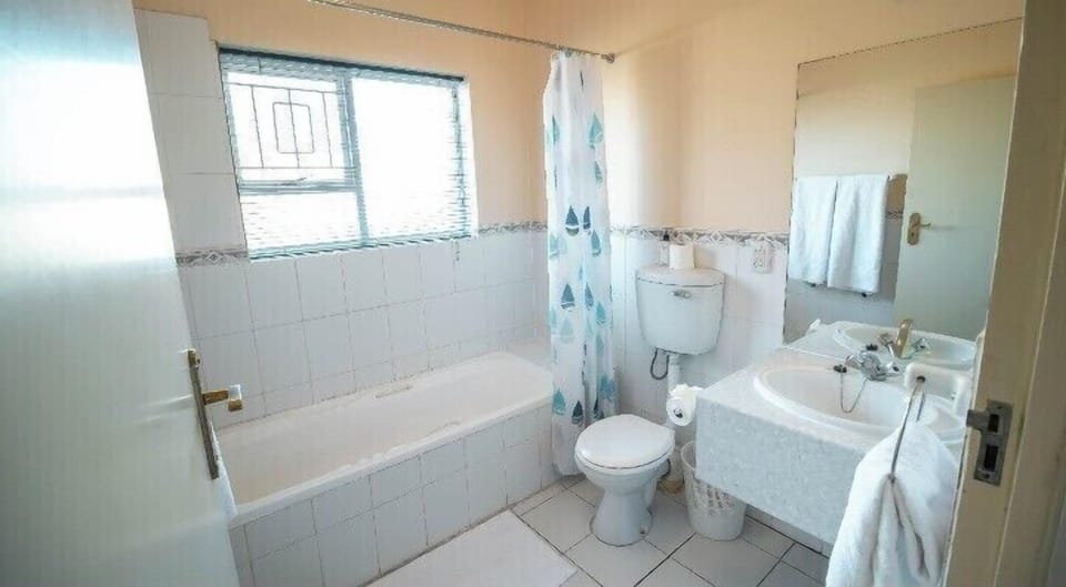 Family Room | Bathroom | Shower, free toiletries