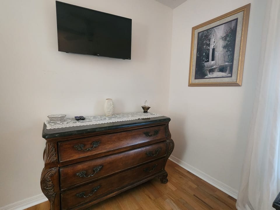 Queen room - Bombay dresser