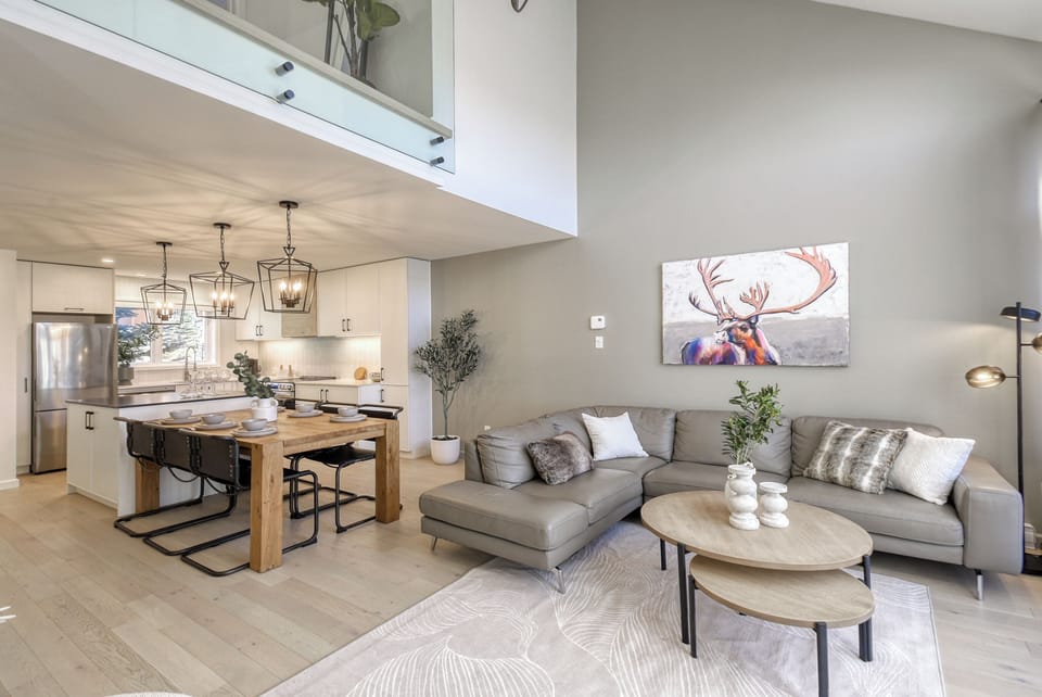Deluxe Condo, Balcony, Mountain View | Living area