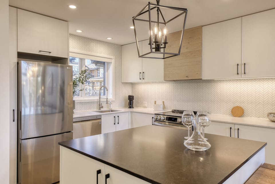 Deluxe Condo, Balcony, Mountain View | Private kitchen | Full-size fridge, microwave, oven, stovetop