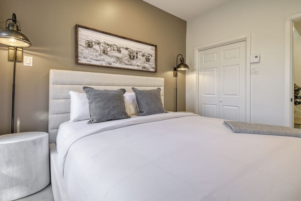 Deluxe Condo, Balcony, Mountain View | 4 bedrooms, free WiFi