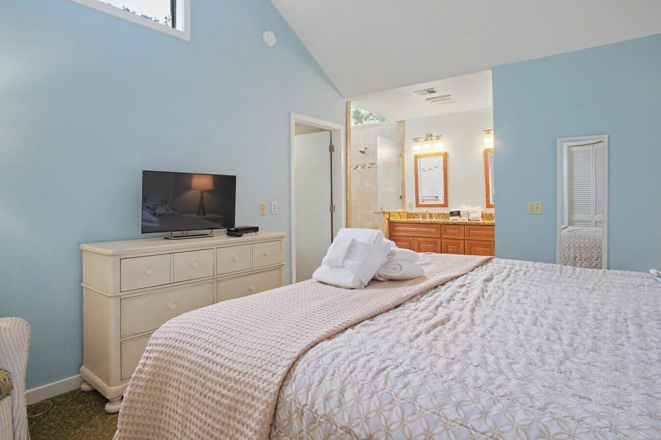 Wake up to peaceful views of the lush resort landscape from the comfort of the king bedroom. Vaulted windows fill the room with sunlight.
