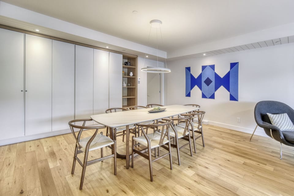 Deluxe Condo, Balcony, Mountain View | In-room dining