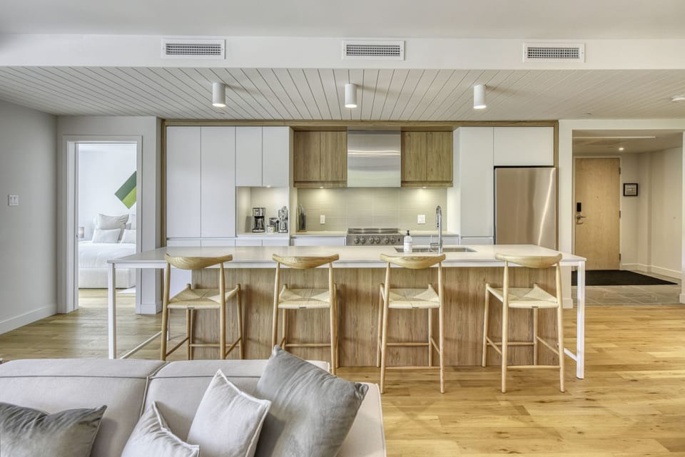 Deluxe Condo, Balcony, Mountain View | In-room dining