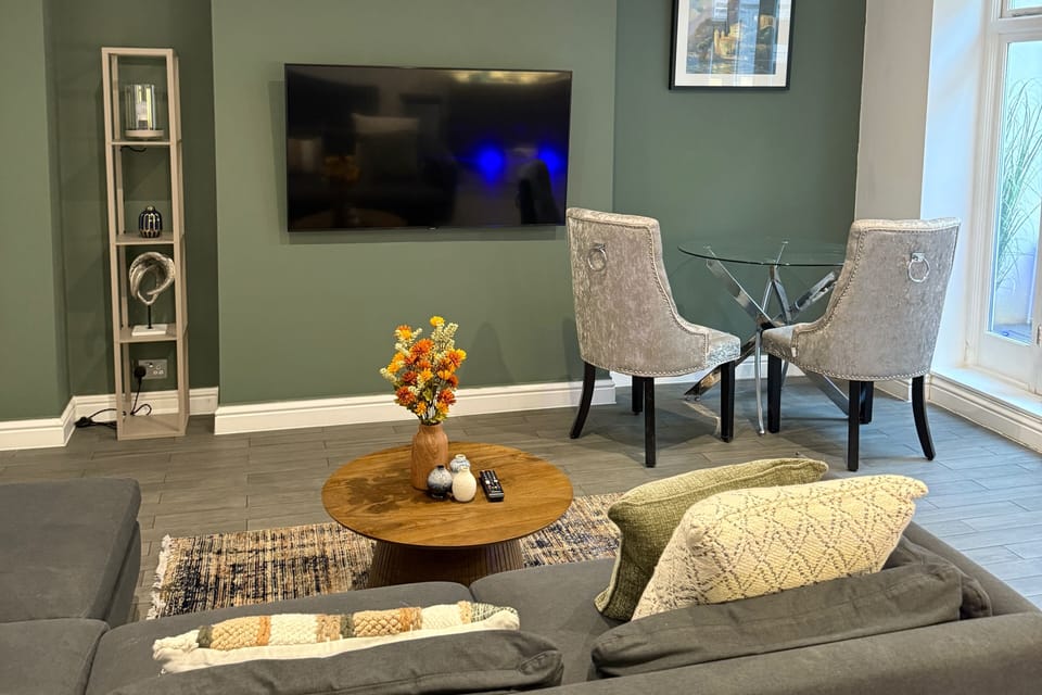 Apartment | Living area | TV