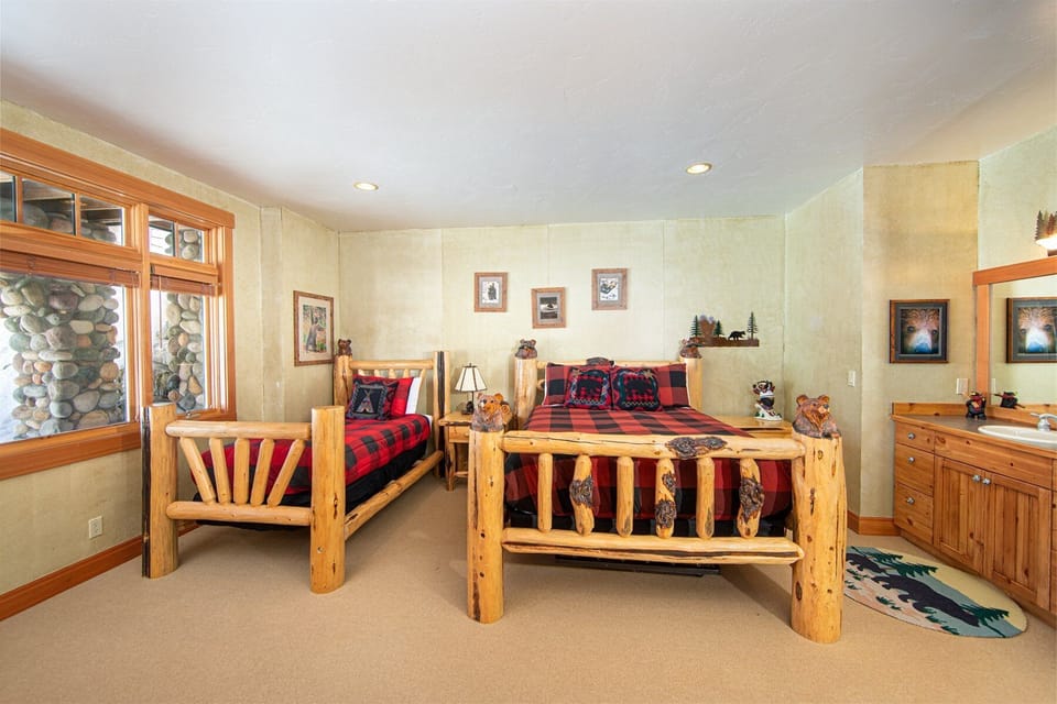 Ridge Top Lodge features 6 bedrooms with capacity to comfortably host multiple families | Lower Level