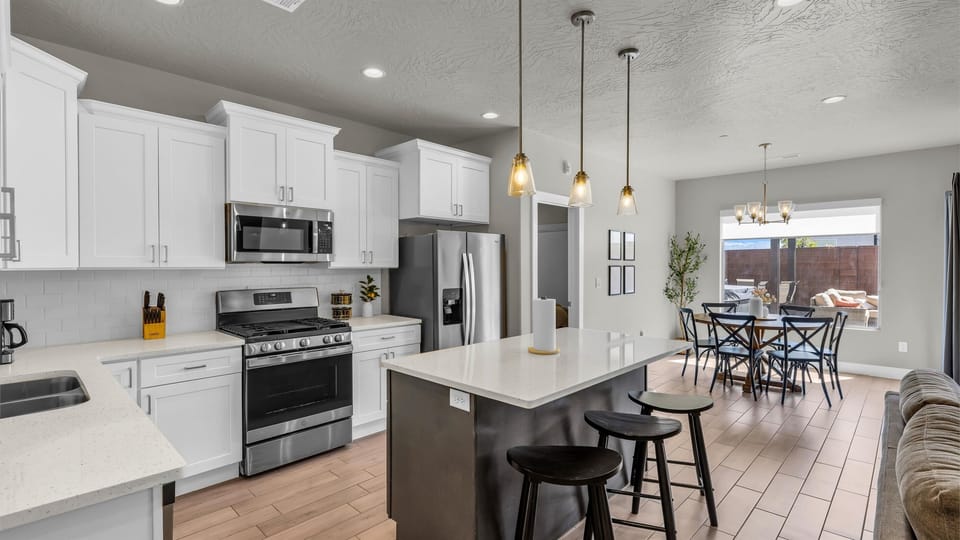 🍽️✨ Bright, modern kitchen made for gathering
Cook, snack, and hang out all in one open space — sparkling white cabinets, stainless appliances, and a huge island with bar seating so everyone can stay together while meals come together.
