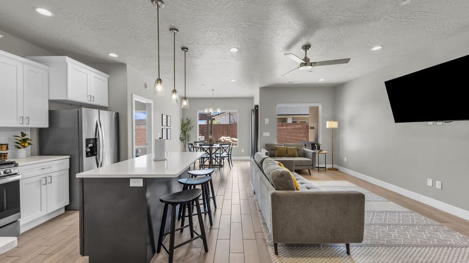 🍽️✨ Open-concept comfort — cook, gather, and unwind together
This bright, modern great room flows from the chef-ready kitchen to the cozy living area, making it effortless to share meals, laughs, and laid-back vacation time all in one space.
