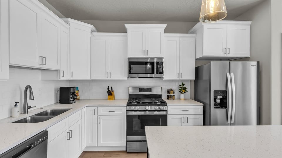 🍳🤍 Kitchen — stocked and ready for family meals
Crisp white cabinetry, stainless appliances, and plenty of counter space make it easy to whip up breakfast, prep beach snacks, or cook dinner together—everything you need for a comfortable stay is here.